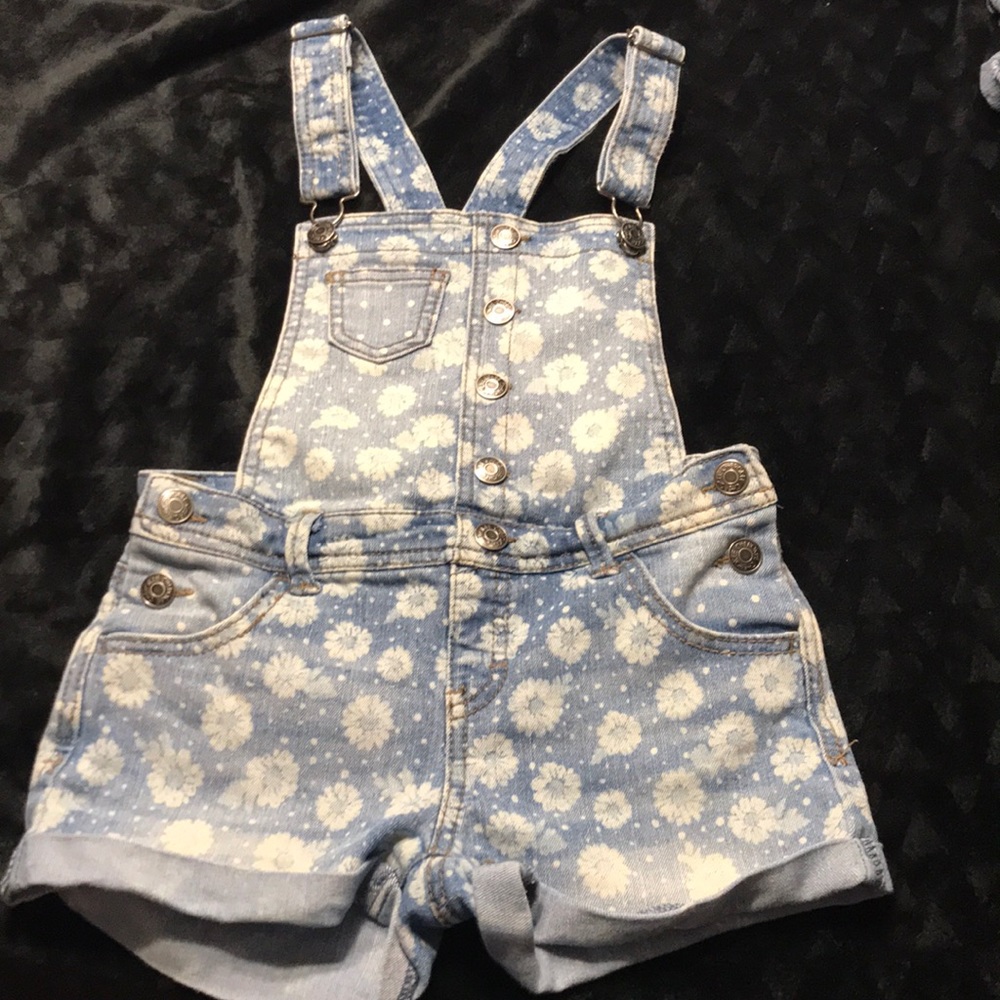 Adorable daisy denim overalls.